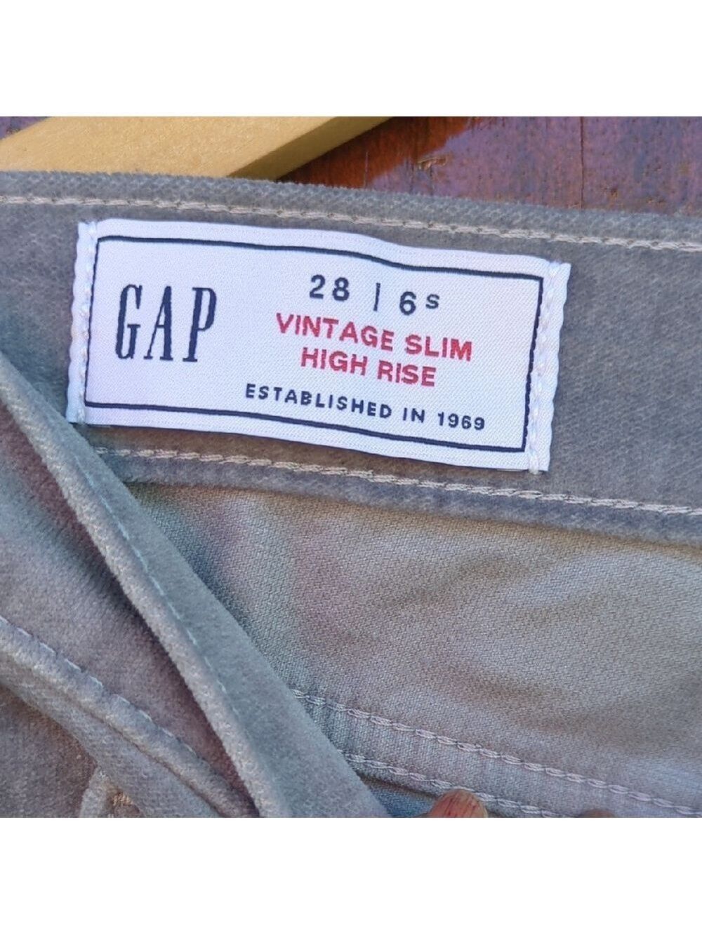 NWOT GAP Gray Corduroy Jeans Straight Leg, Size‎ 28 - Picture 2 of 11